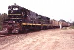 Seaboard Coast Line GP7 #798 and GP9 #1027 lead the Ideal Turn into the yard 